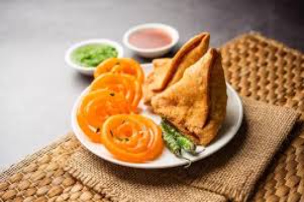 समोसा-जिलेबीवर बंदी? ममता बॅनर्जींचं स्पष्टीकरण – "बंदी नाही, खाण्यावर हस्तक्षेप नाही" 